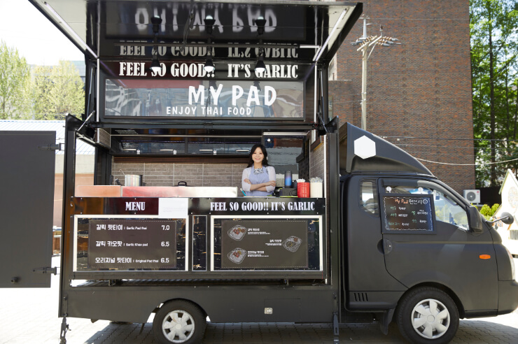 フードトラック開業のメリットとは？開業時の流れと運営時のポイント